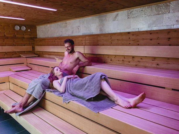 Paar entspannt sich in der Sauna der Therme Bad Driburg.