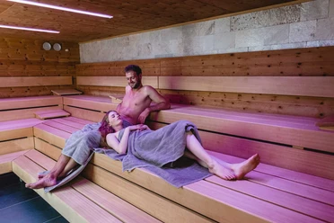 Entspannung in der Driburg Therme Paar entspannt sich in der Sauna der Therme Bad Driburg.