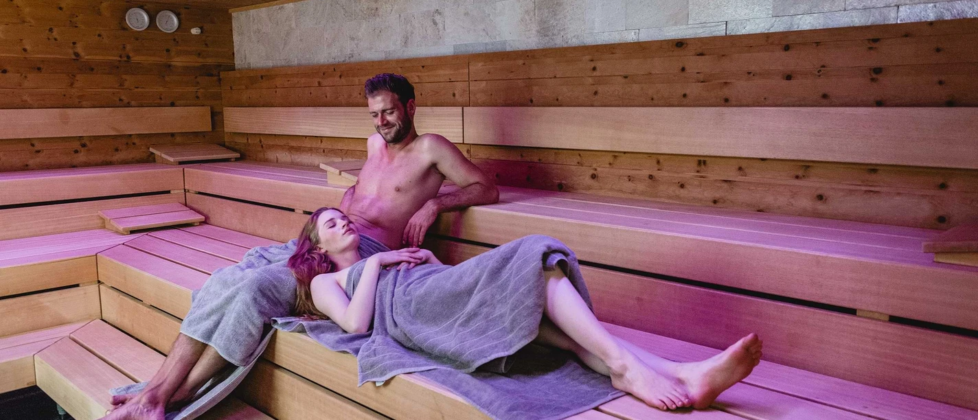 Entspannung in der Driburg Therme Paar entspannt sich in der Sauna der Therme Bad Driburg.