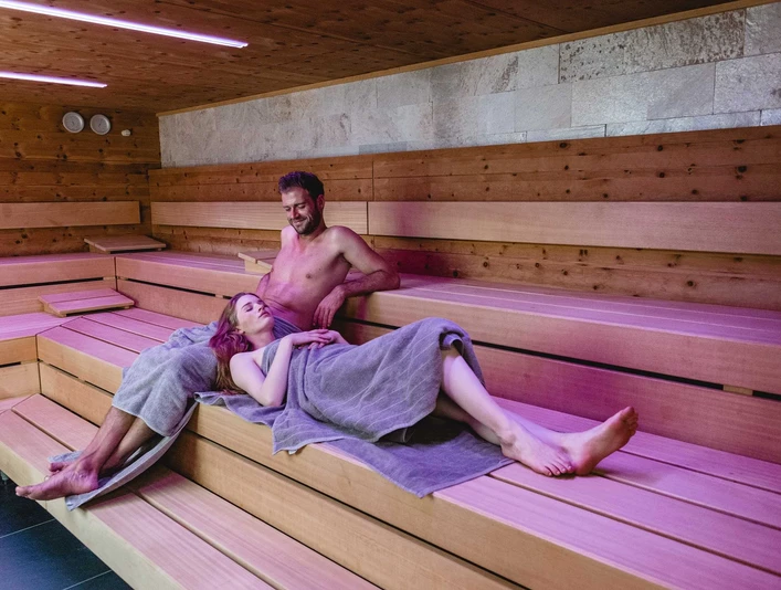 Entspannung in der Driburg Therme Paar entspannt sich in der Sauna der Therme Bad Driburg.