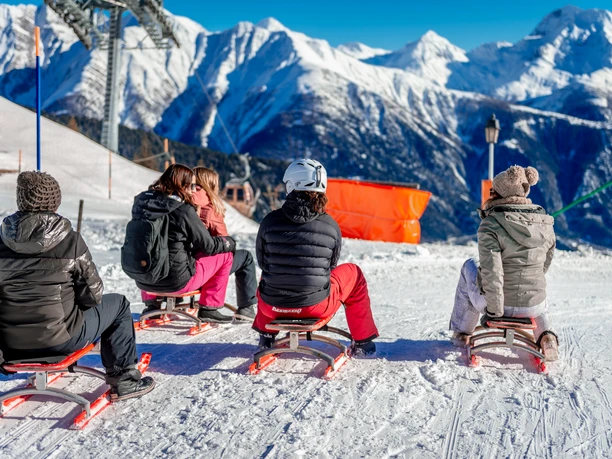 Mit dem Schlitten geht es auf der 9.9km langen Abfahrt von der Belalp nach Blatten. Mit dem Schlitten geht es auf der 9.9km langen Abfahrt von der Belalp nach Blatten.