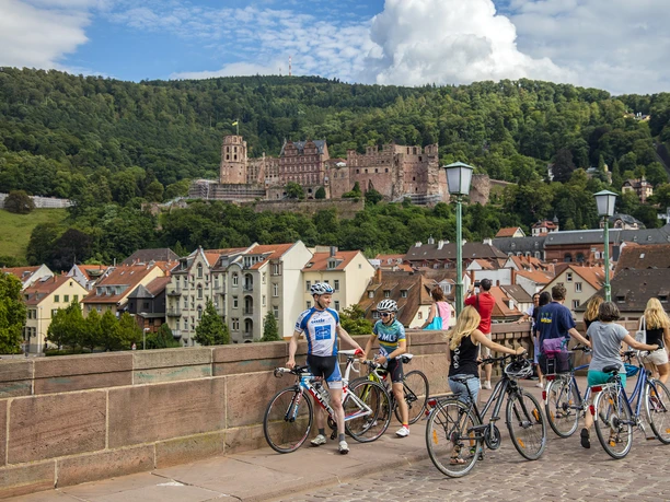 455_Fahrradtour Alte Brücke mit Schlossblick © Heidelberg Marketing_Foto_Achim Mende.jpg
