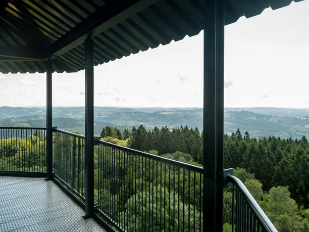 Blick vom Unnenbergturm Blick von einem Aussichtsturm auf bewaldete Hügel und weite Landschaft bei leicht bewölktem Himmel.