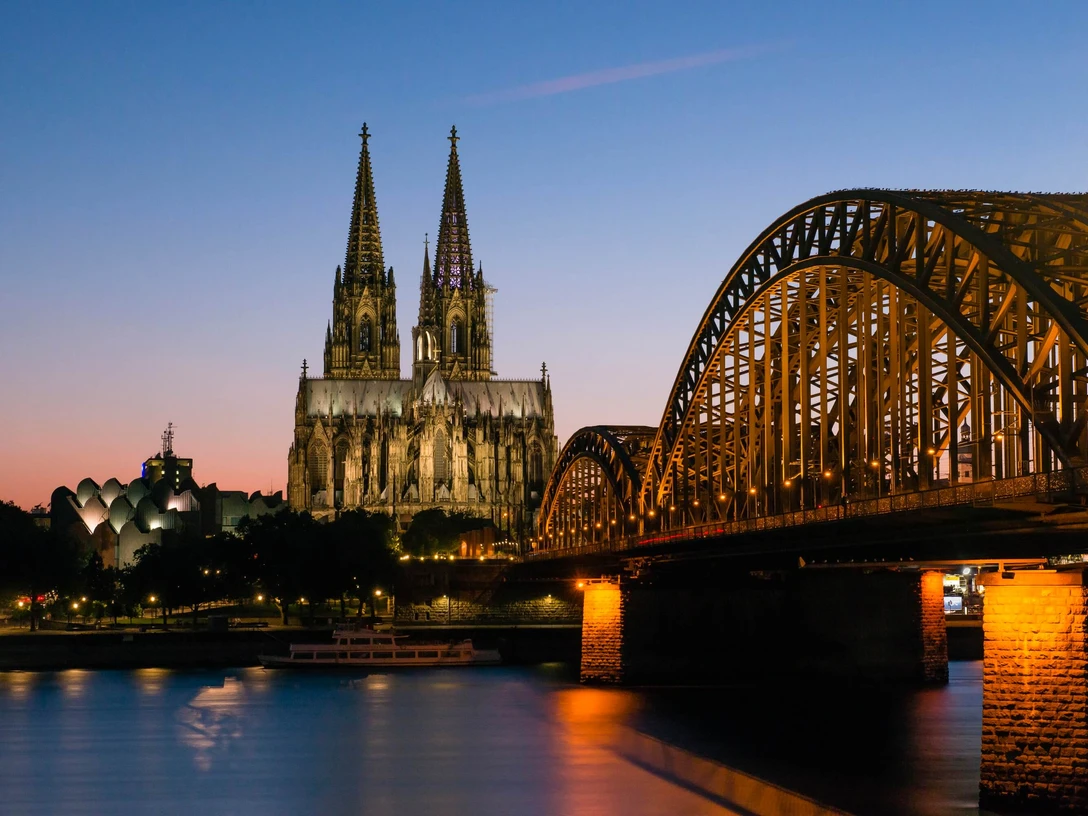 Kölner Dom und Hohenzollernbrücke Kölner Dom und Hohenzollernbrücke bei DämmerungCologne Cathedral and Hohenzollern Bridge at dusk