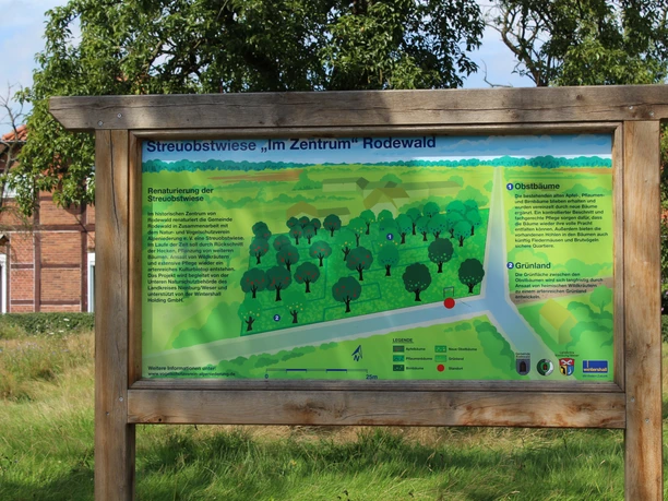 Schild an einer Streuobstwiese in Rodewald informiert über Renaturierung und Obstanbau.