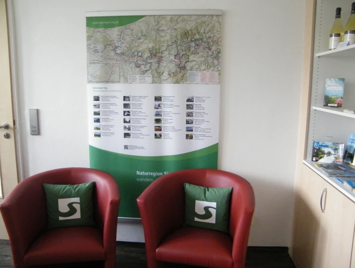 Nehmen Sie Platz in der Tourist Info!