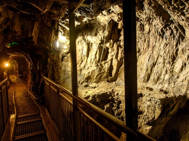 Stollen im Bergwerk begehbarer Stollen im Besucherbergwerk