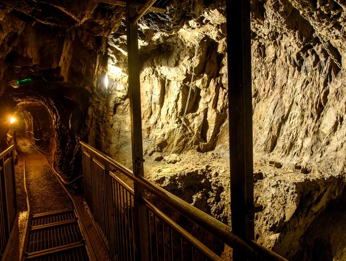 Stollen im Bergwerk begehbarer Stollen im Besucherbergwerk