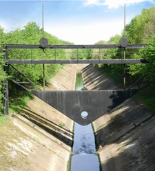 Der Kölner Randkanal mit einem seiner typischen Dreieckwehre