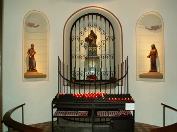 Waldkapelle innen KONICA MINOLTA DIGITAL CAMERA