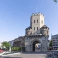 Severinstorburg Severinstorburg in Köln: Historisches Stadttor mit einem zentralen Turm und flankierenden Türmen.Severinstorburg in Cologne: Historic city gate with a central tower and flanking towers.