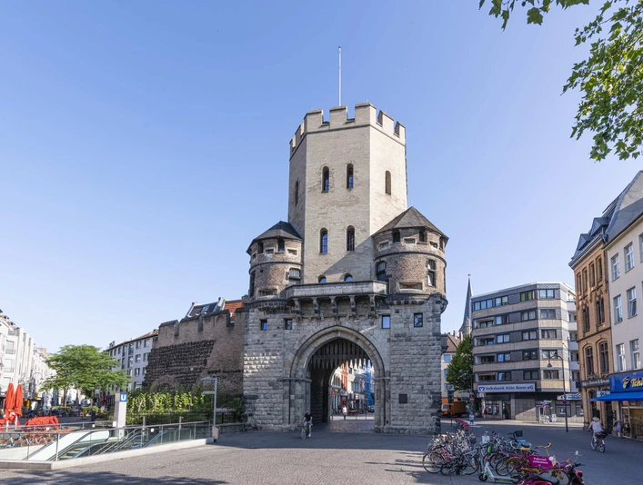 Severinstorburg Severinstorburg in Köln: Historisches Stadttor mit einem zentralen Turm und flankierenden Türmen.Severinstorburg in Cologne: Historic city gate with a central tower and flanking towers.