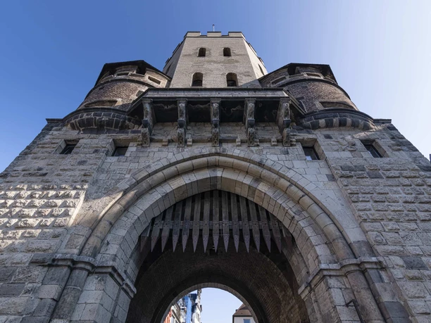 Severinstorburg The Severinstor in Cologne is an impressive, historic city gate with a massive round arch made of stone and mighty towers.