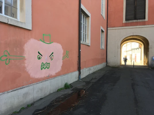 ein wütendes Monster hinter dem Tor der Trinitatis Kirche.JPG ein Monster auf eine Häuserfassade gemalt