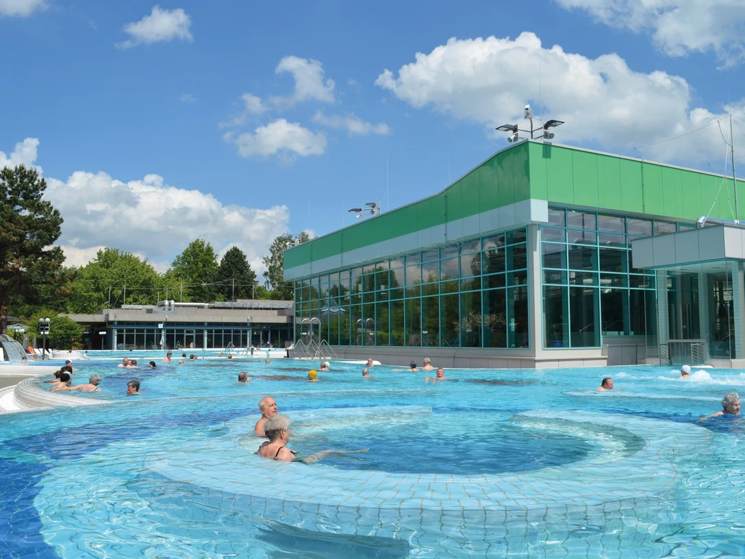 Außenbecken der Jod-Sole-Therme Bad Bevensen Außenbecken der Jod-Sole-Therme Bad BevensenOutdoor pool at the Bad Bevensen iodine brine spaUdendørs pool ved Bad Bevensens termiske spa med jodsaltvandBuitenzwembad van de Bad Bevensen jodium pekel thermen
