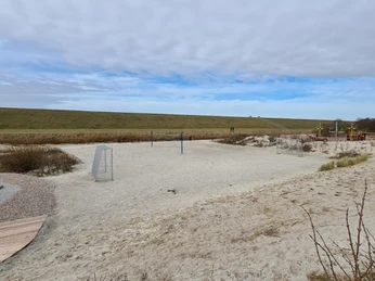 Trockenstrand Upleward Beachsoccerfeld.jpg Trockenstrand Upleward Fußballfeld