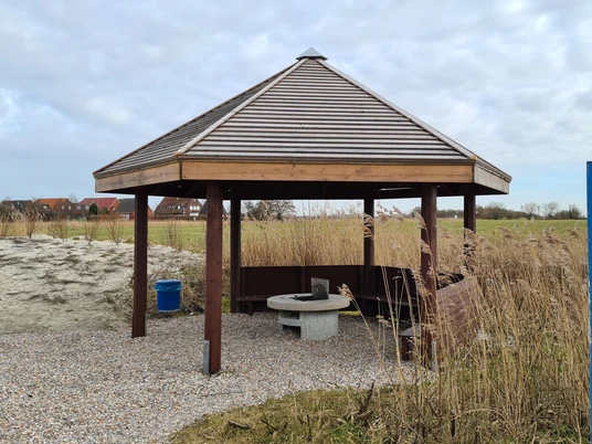 Trockenstrand Upleward Fahrradschutzhütte / Unterstand Trockenstrand Upleward Grillstand