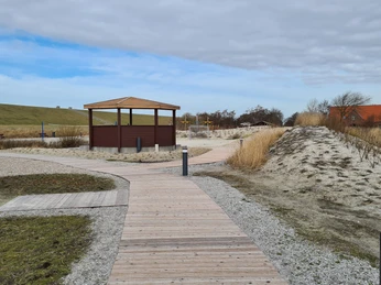 Trockenstrand Upleward Holzbohlenweg.jpg Holzbohlenweg auf dem Trockenstrand Upleward
