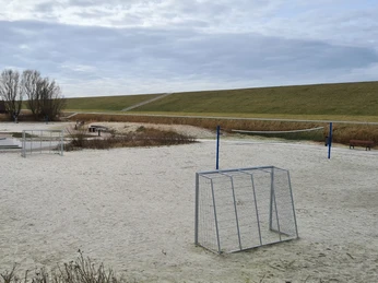 Trockenstrand Upleward Volleyballfeld.jpg Volleyballfeld auf dem Trockenstrand Upleward