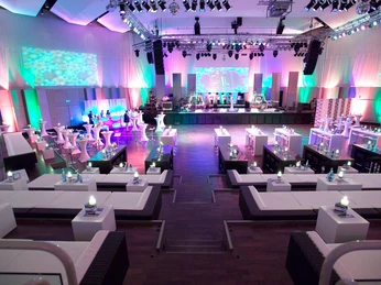 Feiern im Großen Saal Beleuchteter Veranstaltungsraum mit modernem Mobiliar