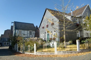 In der Altstadt Bergneustadt <img src="" alt="Traditionelle Fachwerk- und Schieferhäuser bei sonnigem Herbstwetter in Bergneustadt." />