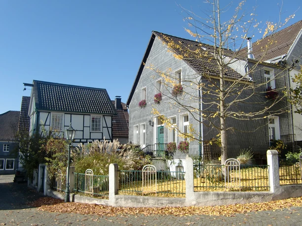 In der Altstadt Bergneustadt <img src="" alt="Traditionelle Fachwerk- und Schieferhäuser bei sonnigem Herbstwetter in Bergneustadt." />