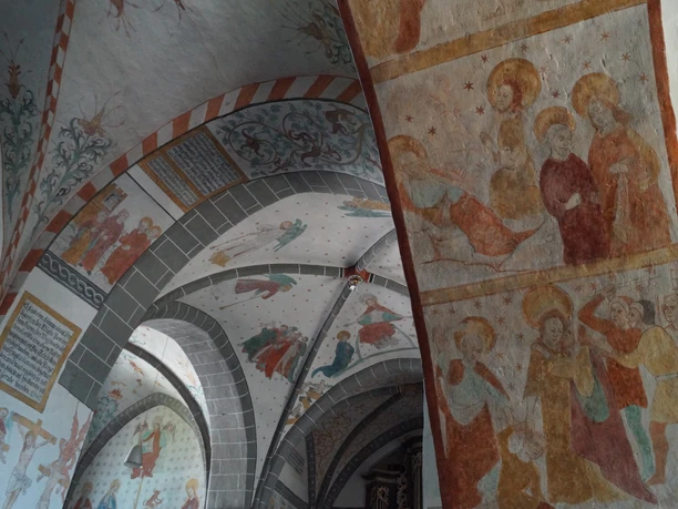 Bonte Kerke Lieberhausen innen Fresken in der Kirche zeigen biblische Szenen mit Heiligen auf kunstvoll bemalten Gewölben und Wänden.