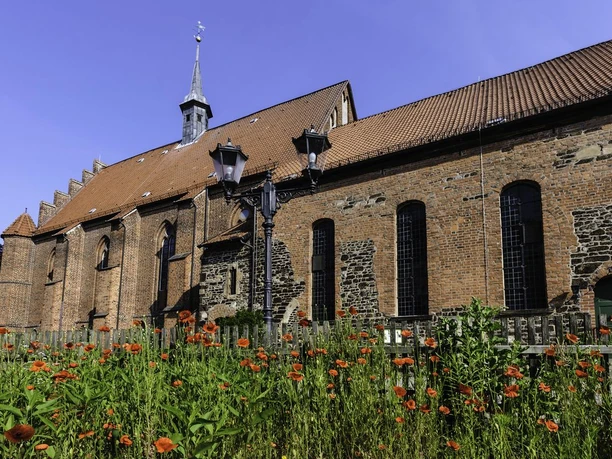 Kloster Wienhausen - Juwel norddeutscher Backsteingotik Die Seitenansicht vom Kloster in Wienhausen