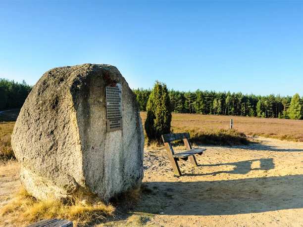 Gedenkstein zur Waldbrandkatastrophe 1975, Angelbecksteich, Hermannsburg