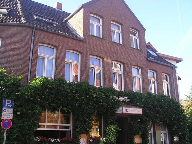 Aussenansicht Hotel und Restaurant Zum Roten Tore Lüneburg: Restaurant Zum Roten Tore
