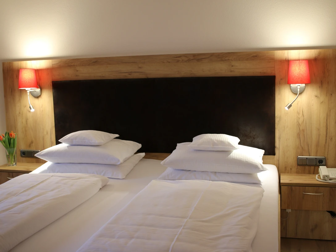 Komfort Doppelzimmer Hotel Sonnenhügel Bad Bevensen Der "neue" Sonnenhügel gibt mit diesem Zimmer einen Ausblick auf die bevorstehende Erweiterung.With this room, the "new" Sonnenhügel provides a glimpse of the upcoming expansion.Med dette rum giver den "nye" Sonnenhügel et glimt af den kommende udvidelse.Met deze kamer biedt het "nieuwe" Sonnenhügel een glimp van de aanstaande uitbreiding.