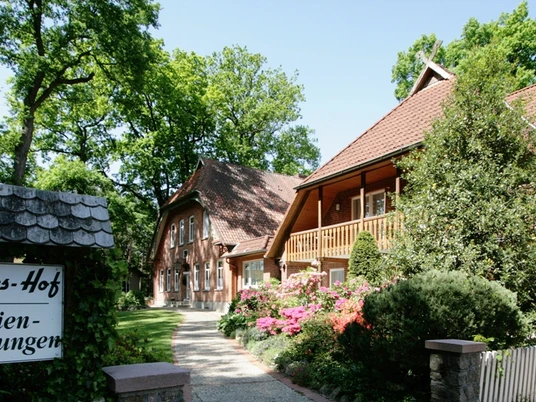 Blick zu den Ferienwohnungen Eingangsbereich drewes hof