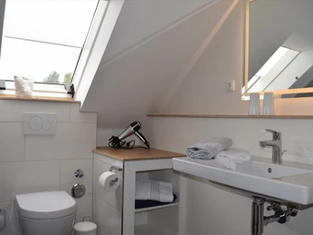 Bad 1 Badezimmer (WC und Waschbecken)