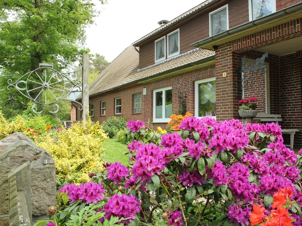 Hof Heitmann Außenansicht Wohnungen auch mit Hund sowie Pferdeboxen auf dem Hof Heitmann in Sahrendorf