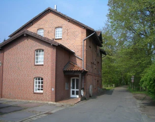 Ehemaliges Mühlengebäude mit Mühlstein Ehemaliges Mühlengebäude mit Mühlstein