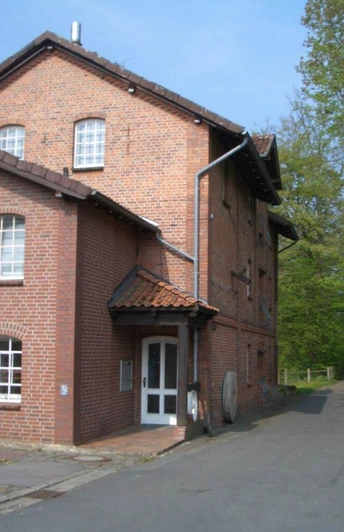 Ehemaliges Mühlengebäude mit Mühlstein Ehemaliges Mühlengebäude mit Mühlstein