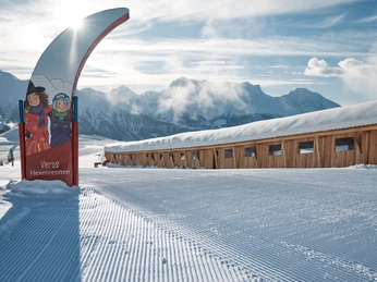 Im Hexenland auf der Belalp lernen Kinder Skifahren. Im Hexenland auf der Belalp lernen Kinder Skifahren.In Hexenland on the Belalp, children learn to ski in a playful way.