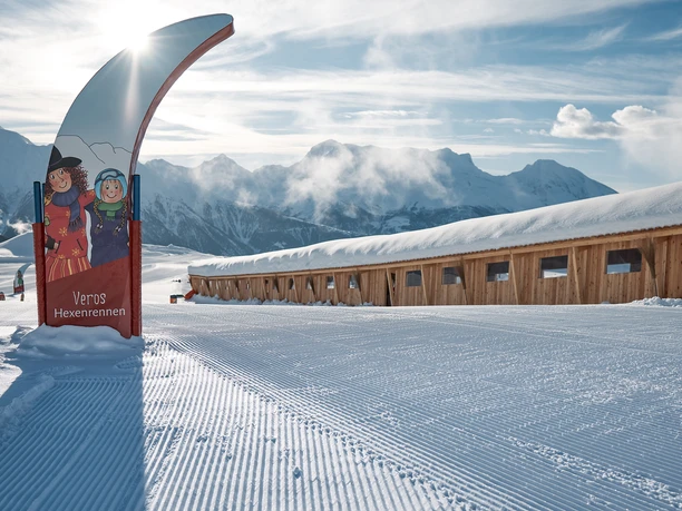 In Hexenland on the Belalp, children learn to ski in a playful way.