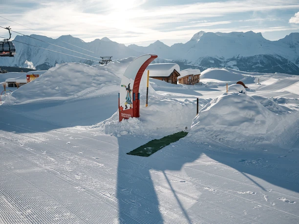 Im Hexenland auf der Belalp lernen Kinder Skifahren. Im Hexenland auf der Belalp lernen Kinder Skifahren.