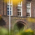 Westerstede_Rathaus_Ausschnitt_Tür.JPG