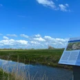 Freepsumer Meer Wiesenlandschaft des Freepsumer Meers mit einer Infotafel