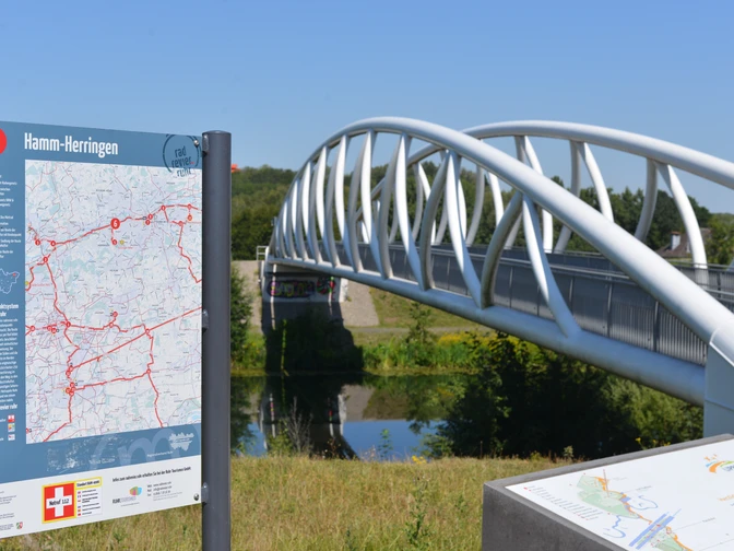 RevierRoute Elefantenrunde.JPG <p>Moderne Brücke über Kanal neben Infotafel mit Streckenkarten.</p>