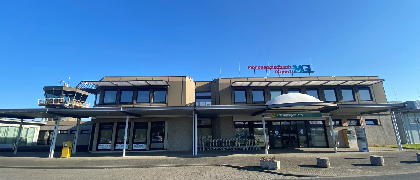 Flughafen Außenansicht.jpg