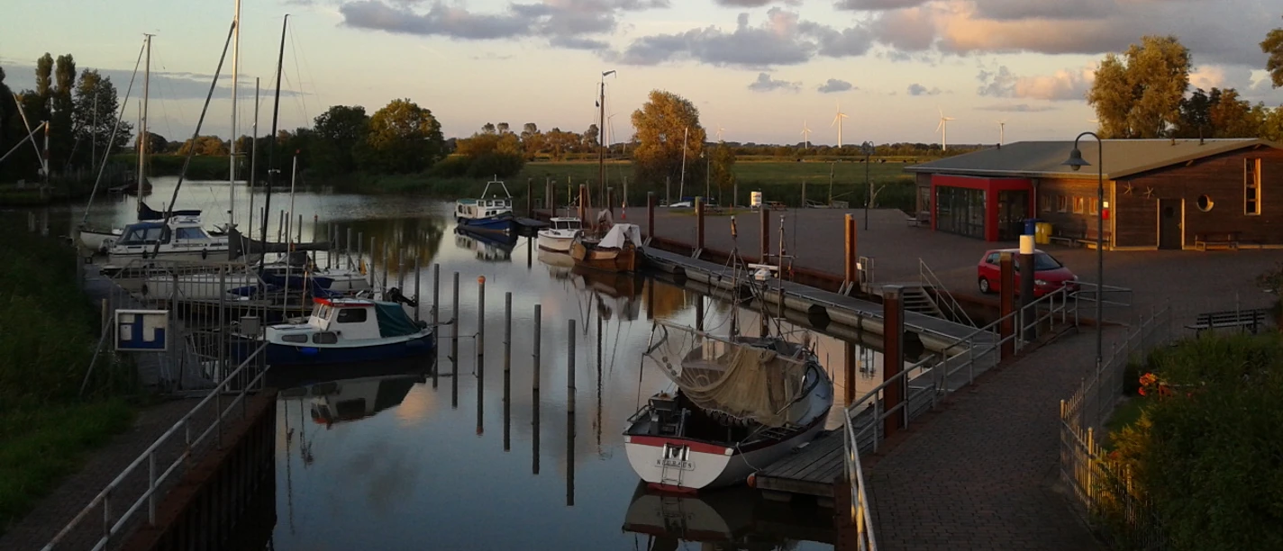 Neuhaus Historischer Hafen Sommerabend