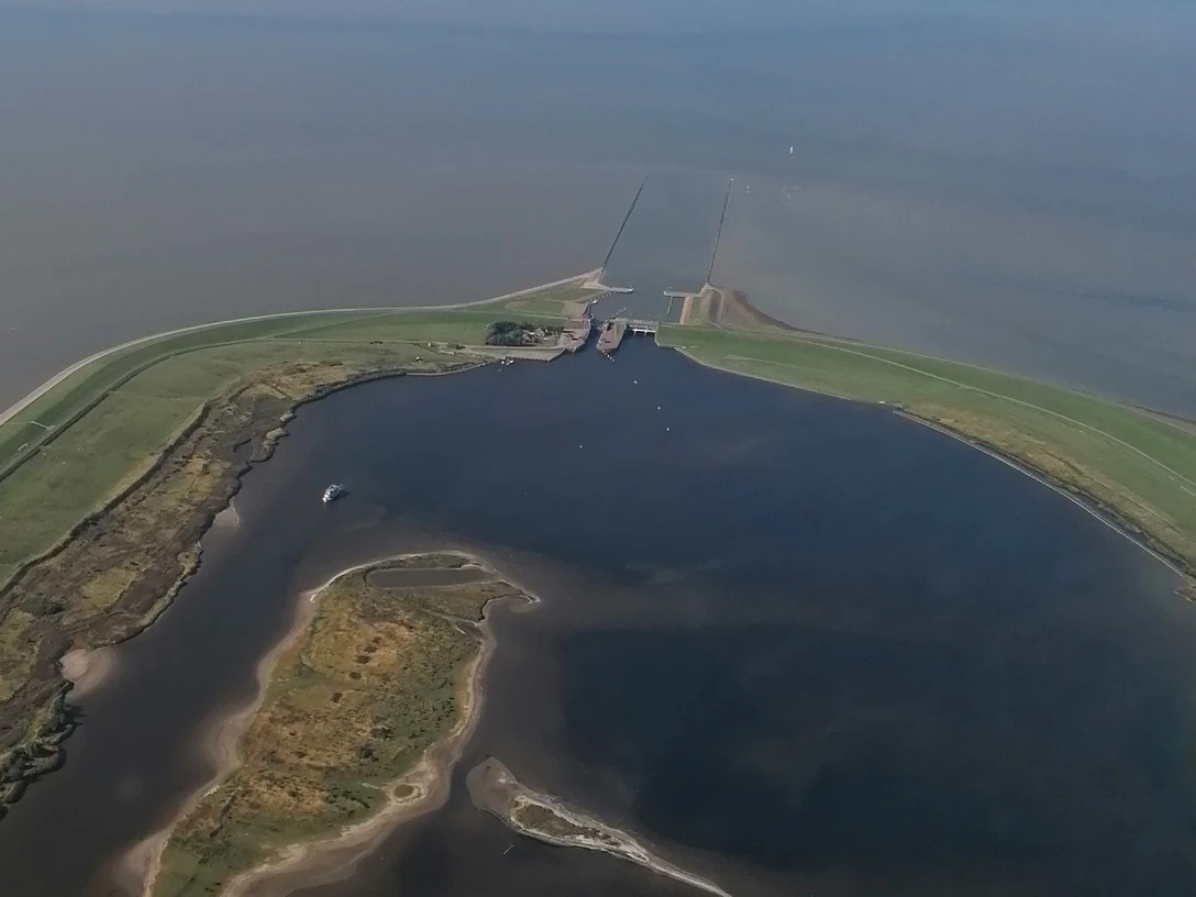 Schleuse Leysiel Luftaufnahme Luftaufnahme der Schleuse Leysiel mit Deich, Wasserbecken und Übergang zur Nordsee