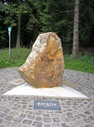 Dreiflussstein Großer Felsen in Waldgebiet markiert mit "Dreiflussstein", zeigt Richtungen zu Weser, Eder und Rhein.