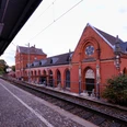 Bahnhof Detmold Historisches Bahnhofsgebäude in Detmold mit rotem Backstein und charakteristischer Rosettenfenster.