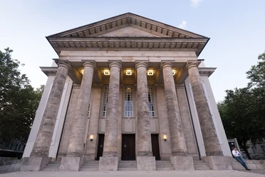 Landestheater Detmold Klassizistisches Gebäude mit monumentalen Säulen und symmetrischer Fassade unter freiem Himmel.