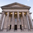 Landestheater Detmold Klassizistisches Gebäude mit monumentalen Säulen und symmetrischer Fassade unter freiem Himmel.