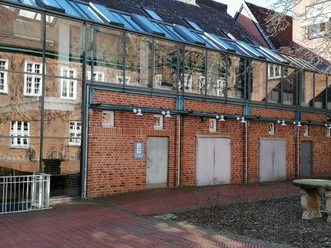 Behinderten Toilette am Rathaus Barrierefreie Toilette am Rathaus, Backsteingebäude mit Glaselementen; links Rampe für Rollstuhlfahrer.